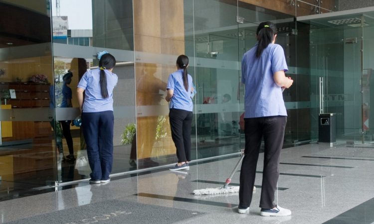 Làm thế nào để vệ sinh kính sạch nhất